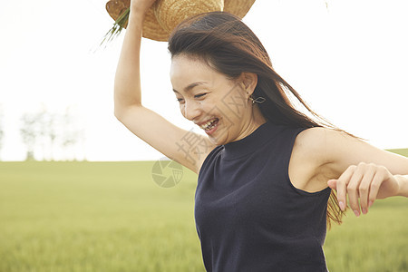 一个人在青草地里游玩图片