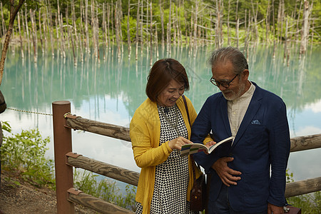 老年夫妇在湖边欣赏风景图片