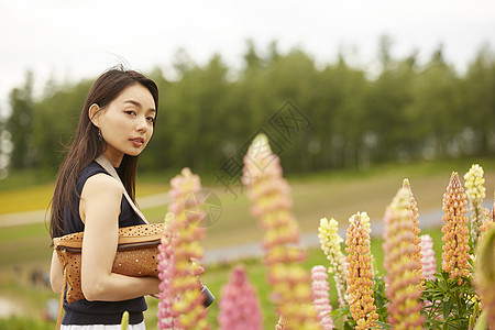 一个人在花卉中欣赏风景的女人图片