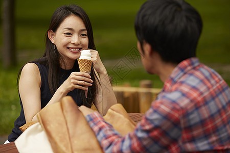 和朋友约会吃奶油冰淇淋的女人图片