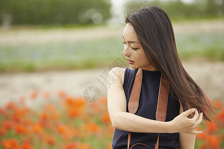 在花卉丛中漫步的女人图片