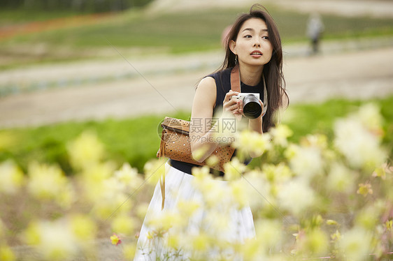 假期在花海中拍照的女人图片