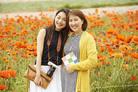 妈妈和女儿一起出去旅游图片