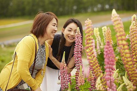 妈妈和女儿一起出去旅游图片