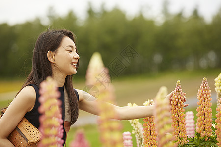 长发摄影女孩触摸花卉图片