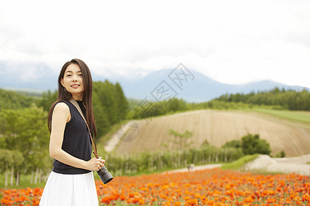 一个独自旅行的女人拍照图片