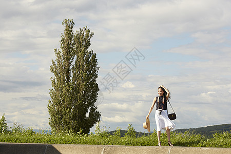 舒服路成熟女性独自漫步在乡间背景