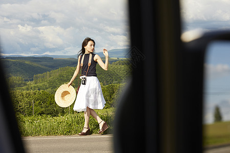 一个独自旅行的女人图片