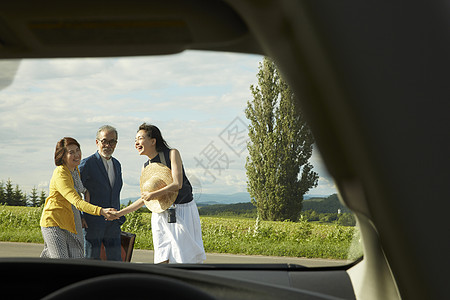 老年夫妻与女儿自驾旅行图片