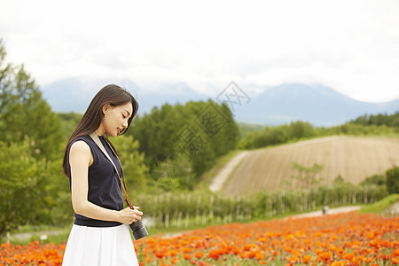 花田里的女性图片