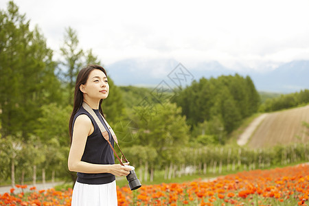 花园里手拿相机的母女图片