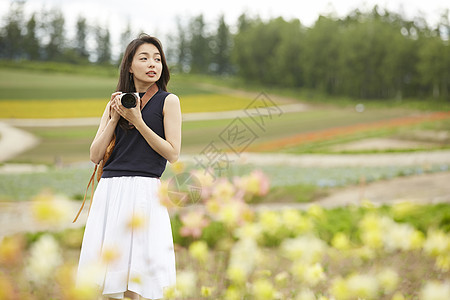 花园里拍照的女性图片