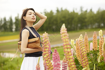 花园里踏青的女人图片