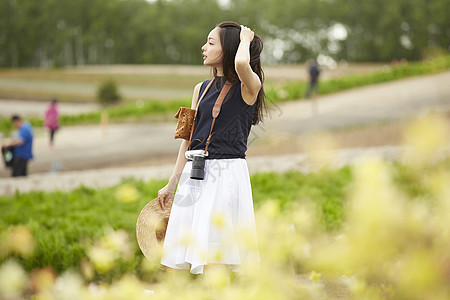 带着相机旅游看风景的女人图片