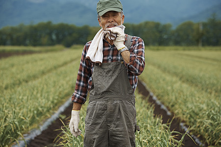 田地里擦汗的农民大叔图片素材