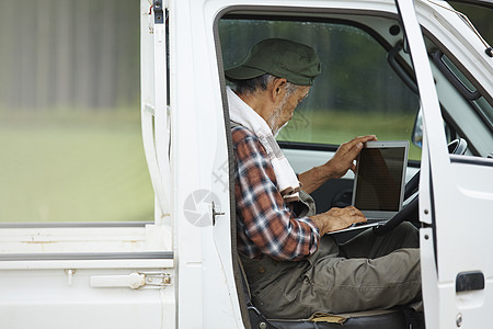 车辆管理农舍工人使用笔记本电脑背景