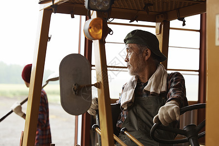 驾驶拖拉机商务农夫图片