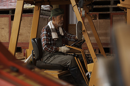 驾驶拖拉机的农夫图片