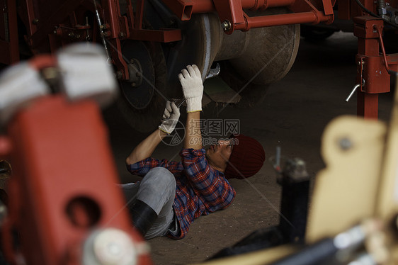 男人修理拖拉机图片