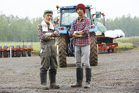 农场工作的两个男人肖像图片