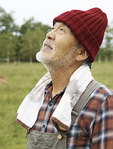 老人抬头看天图片