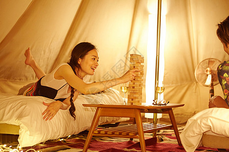 帐篷内玩游戏的情侣图片