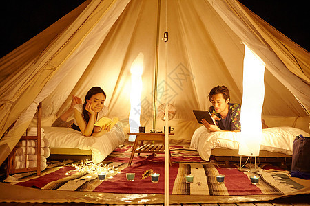 帐篷内看书的情侣图片