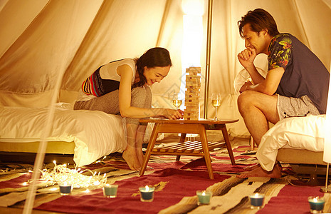 帐篷内玩积木游戏的情侣图片