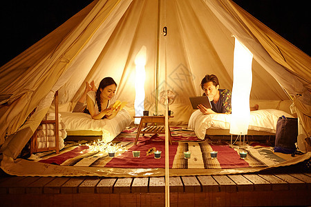 帐篷内看书的情侣图片