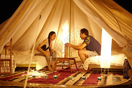 夫妇在帐篷里玩桌上游戏图片