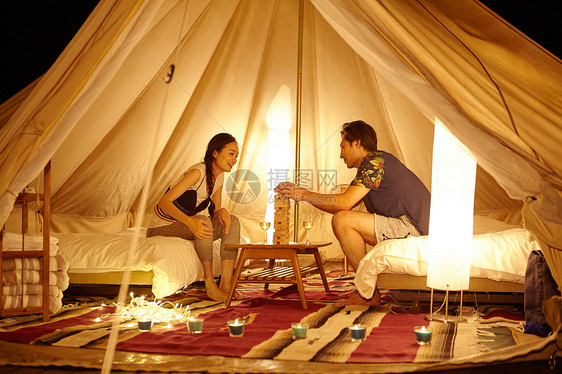 夫妇在帐篷里玩桌上游戏图片