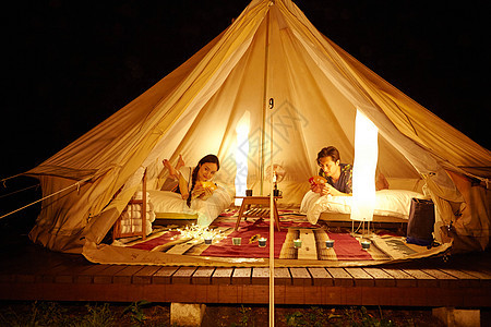 夜晚住在帐篷里的情侣图片