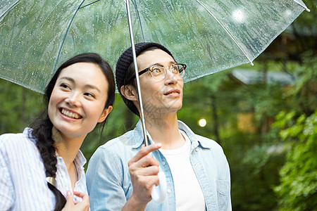 雨天的情侣图片