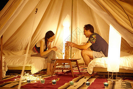 情侣夜晚一起在帐篷里玩游戏图片