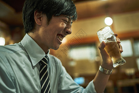 喝啤酒的男性图片