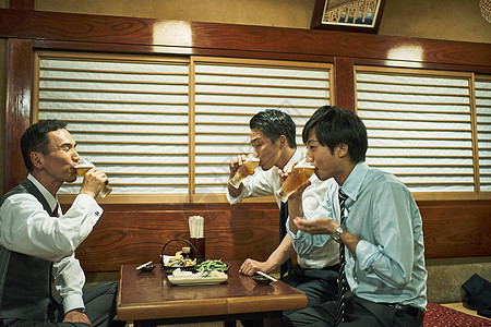 商人在居酒屋喝酒谈话图片