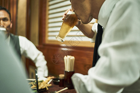 男士喝酒的特写图片