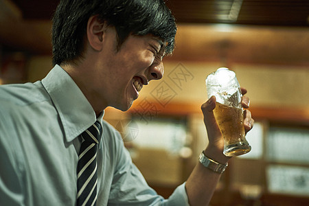 喝冰啤酒的商务人士图片