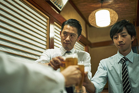 一份坐着干杯商人居酒屋图片素材