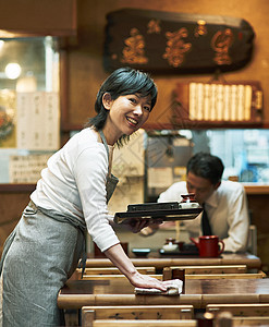 日本面馆荞麦面馆女店员肖像背景