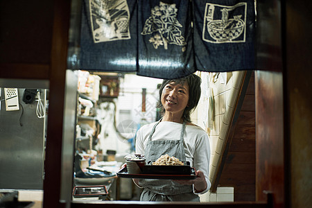 在荞麦面馆厨房的女店员肖像图片