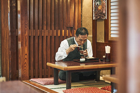 商务人士在日式餐厅吃荞麦面图片