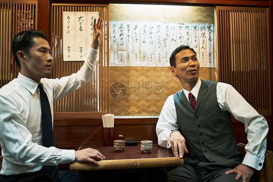 日式餐厅内打招呼的2个男人图片