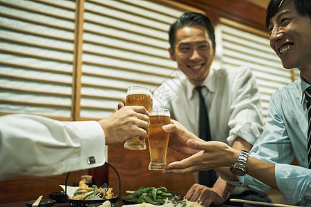 酒馆室内商务人士在居酒屋喝酒交谈背景