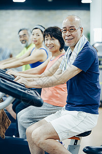 两对老年夫妇一起在健身房健身图片