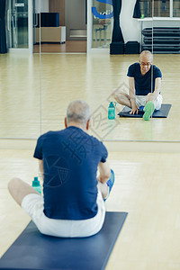 中年男人健身房拉伸锻炼身体图片
