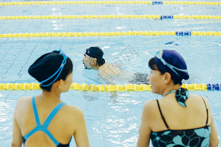 3人在泳池游泳健身图片