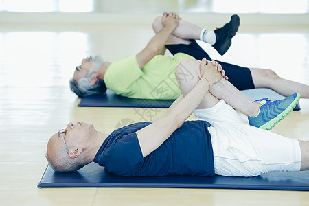 健身房运动的中老年人图片