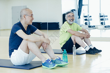 健身房运动休息的中老年人图片