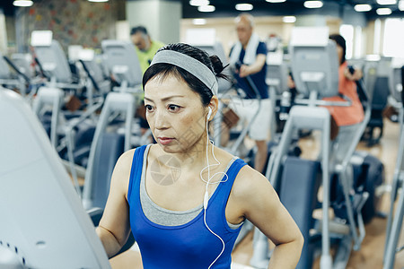 健身房器械训练的女人图片